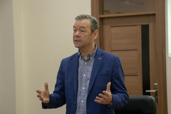 A meeting was held with Mike Maunsell, a well-known specialist in communication